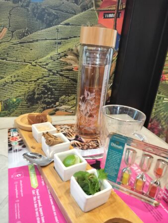t-lounge by Dilmah – Chatham Street ️ディルマのティーラウンジ Colomboコロンボティーを注文(筆者A撮影)
