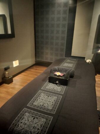 Spa Ceylonフルボディーマッサージの施術部屋、シャワー室は奥、洗面は右側(筆者A撮影)