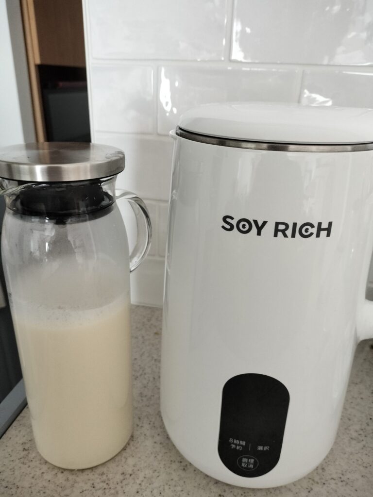 SOYRICH ソイリッチで豆乳を作ってみた。iwaki(イワキ)AGCテクノグラス耐熱ガラス麦茶ポットピッチャー1L丸形冷水ポットに作りたての豆乳(筆者A撮影)